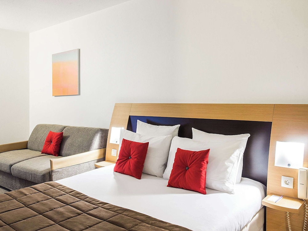 SUITE, QUEEN BED, SOFA