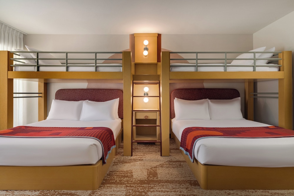 Adventure, Deluxe, 2 Queen and Twin Beds