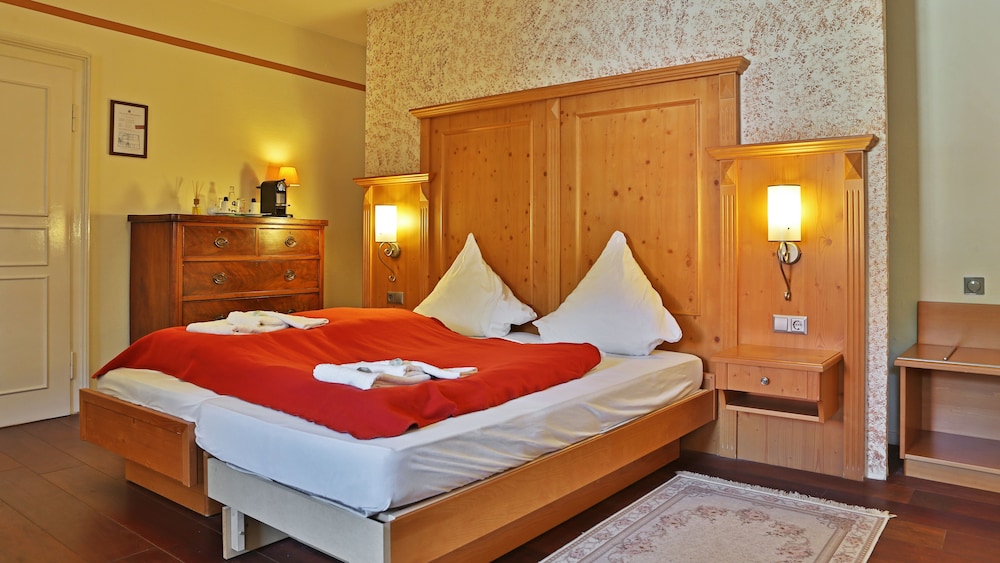 DELUXE, KING BED