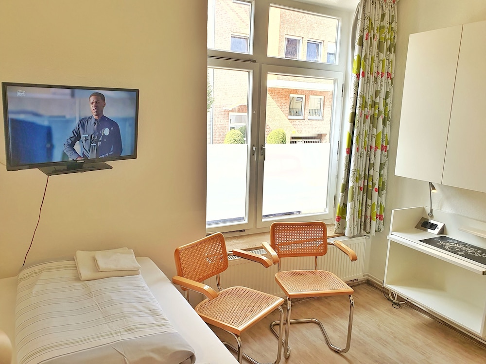 B & L Hostel 10/50