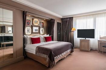 Premium, Studio, King Bed, Sofa
