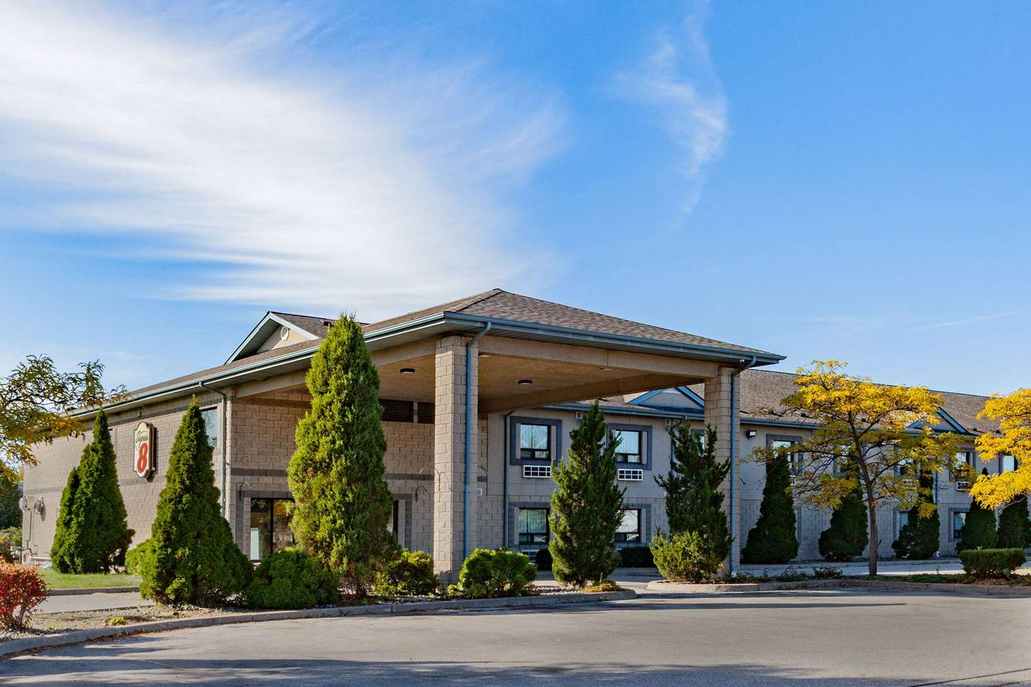 Super 8 by Wyndham Ambassador Bridge Windsor ON 21/28