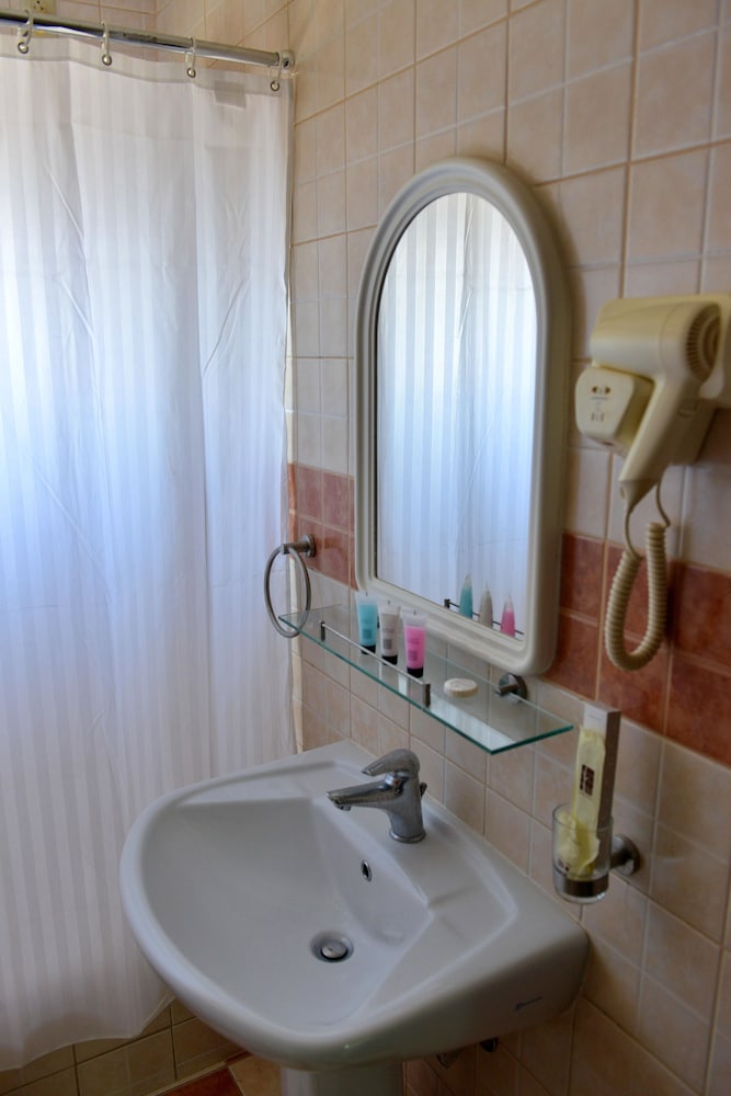فندق المواسم الاربعة للشقق المفروشة(Almawasim Alarbaa Establishment For Serviced Apartments) 36/38