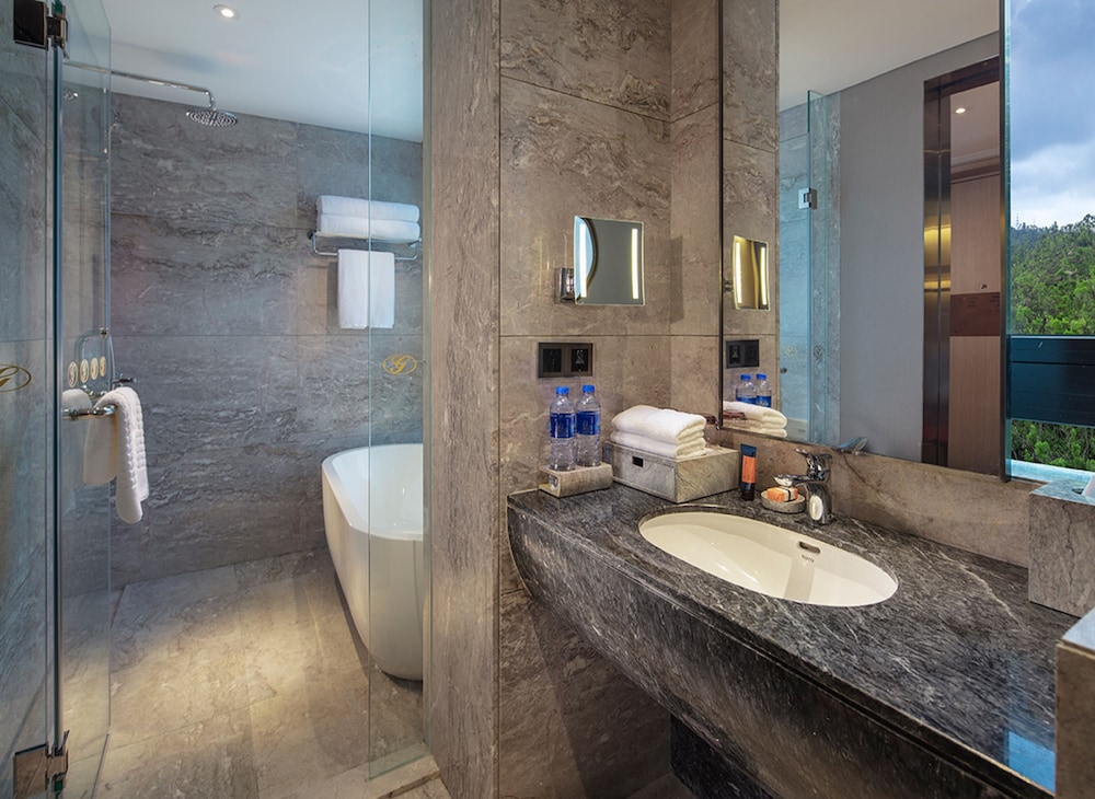 Grand Bay Hotel Zhuhai 45/50