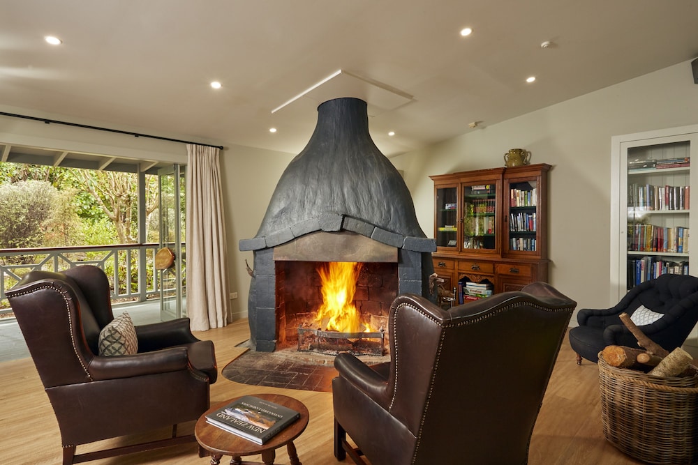 Awaroa Lodge 24/50