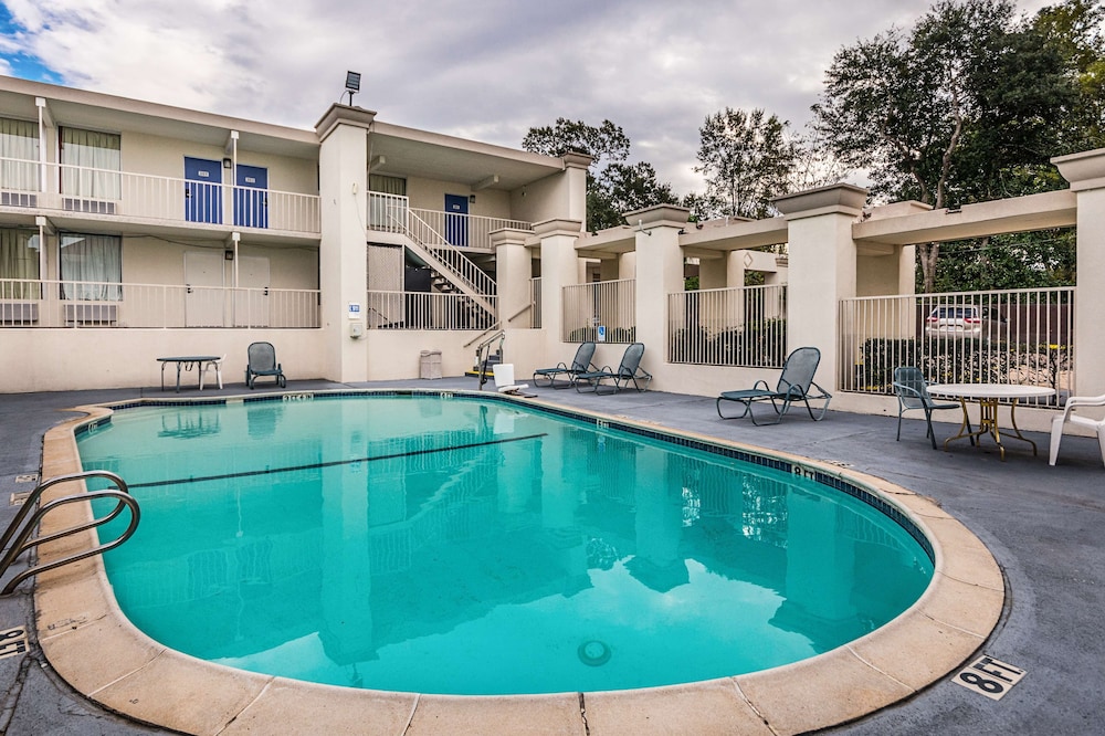 Motel6 Cleveland, TX 34/44