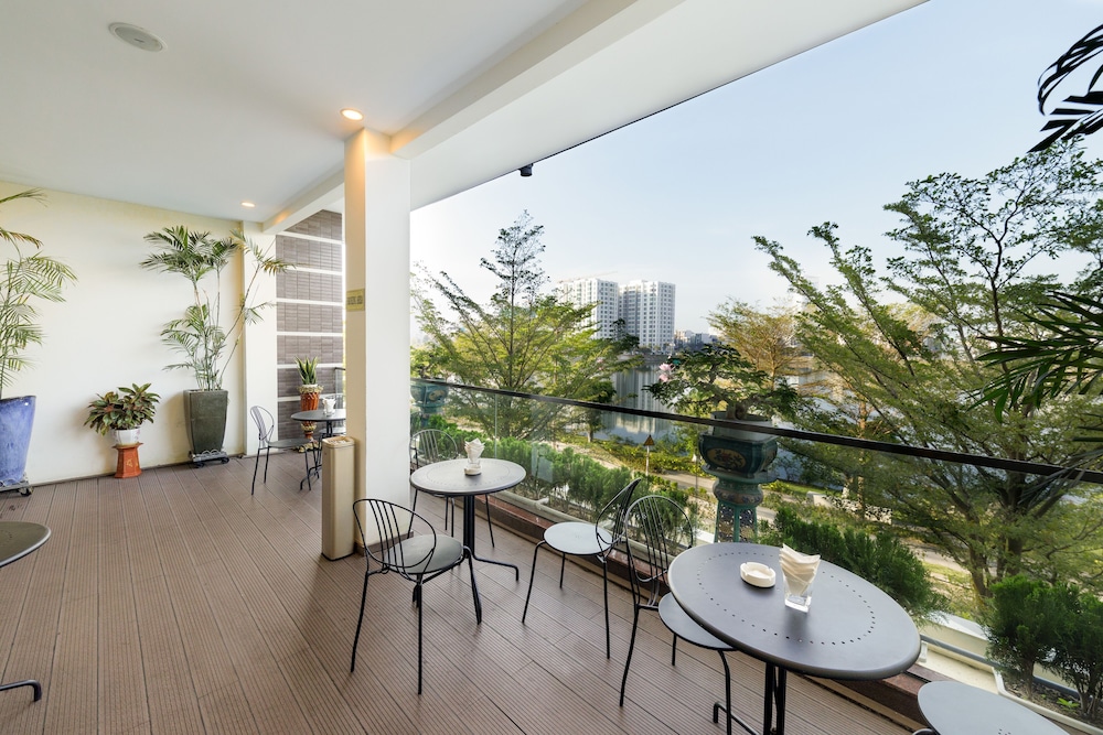 Lake View Hotel 57/69