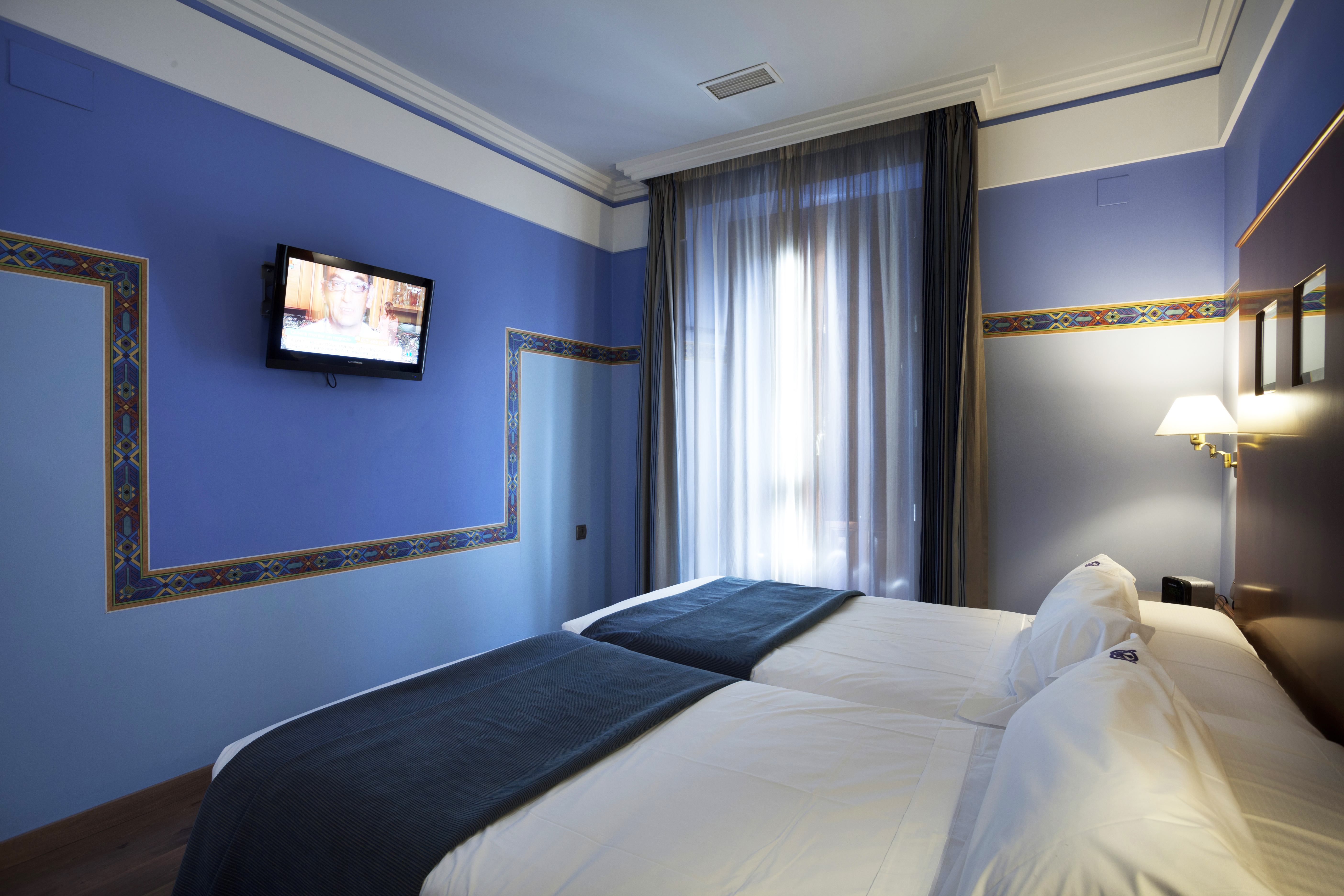PREMIER, SUITE