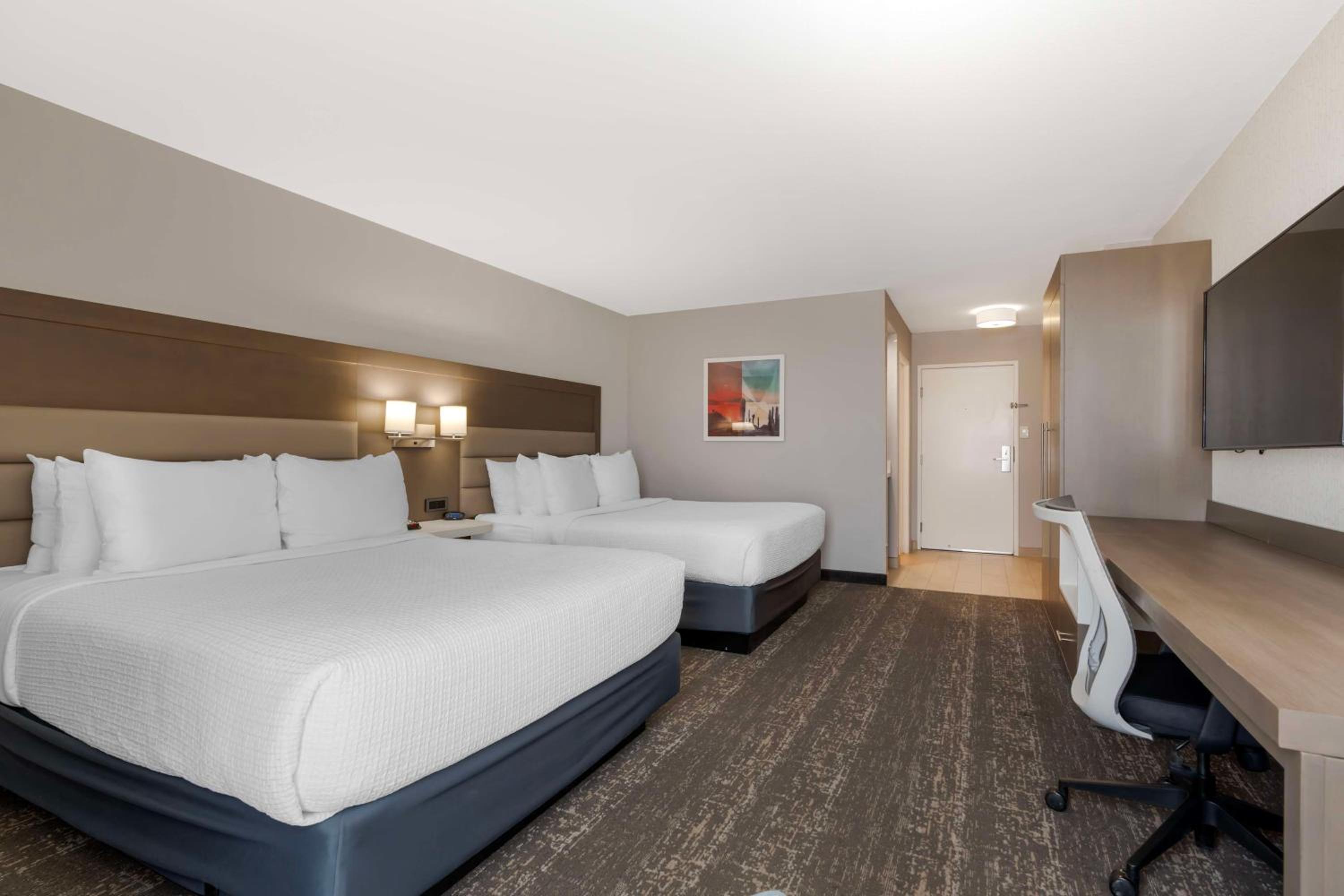 جناح بسريرين كوين بغرفة نوم واحدة مع أريكة، Best Western Plus Sparks-Reno Hotel 4/7