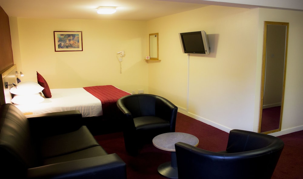 Pendulum Hotel 34/68