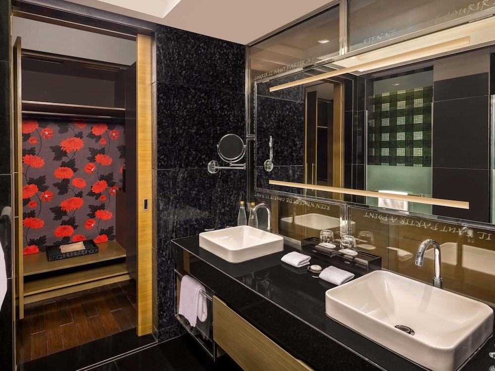Sofitel Saigon Plaza Hotel 49/50