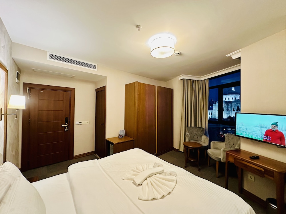غرفة بسرير كوين بشرفة، Istanbul Midpoint Hotel 2/10