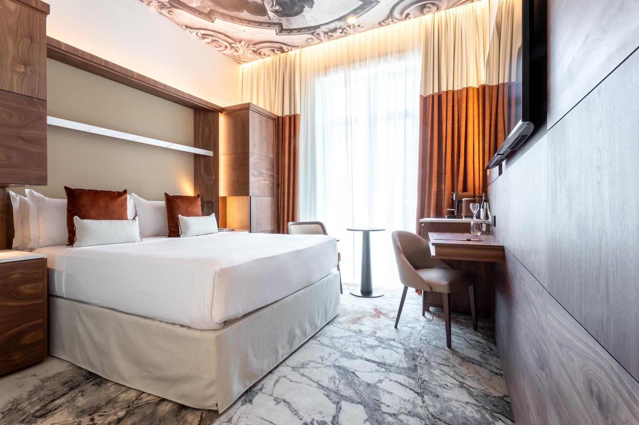 Junior Suite, King Bed, Eiffel View