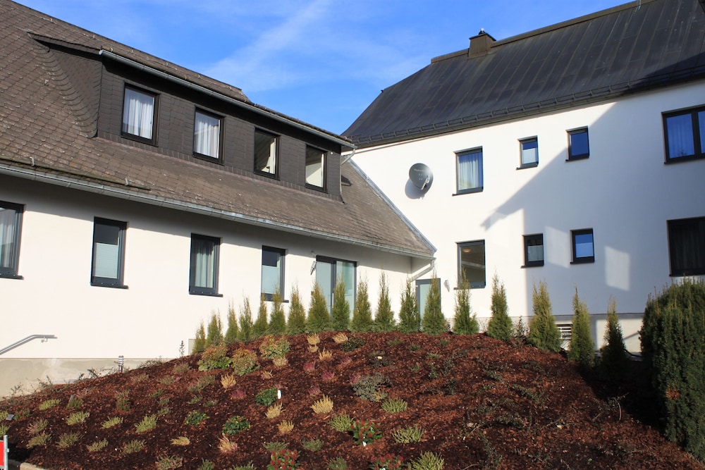 TROLL'S BRAUHAUS HOTEL 54/60