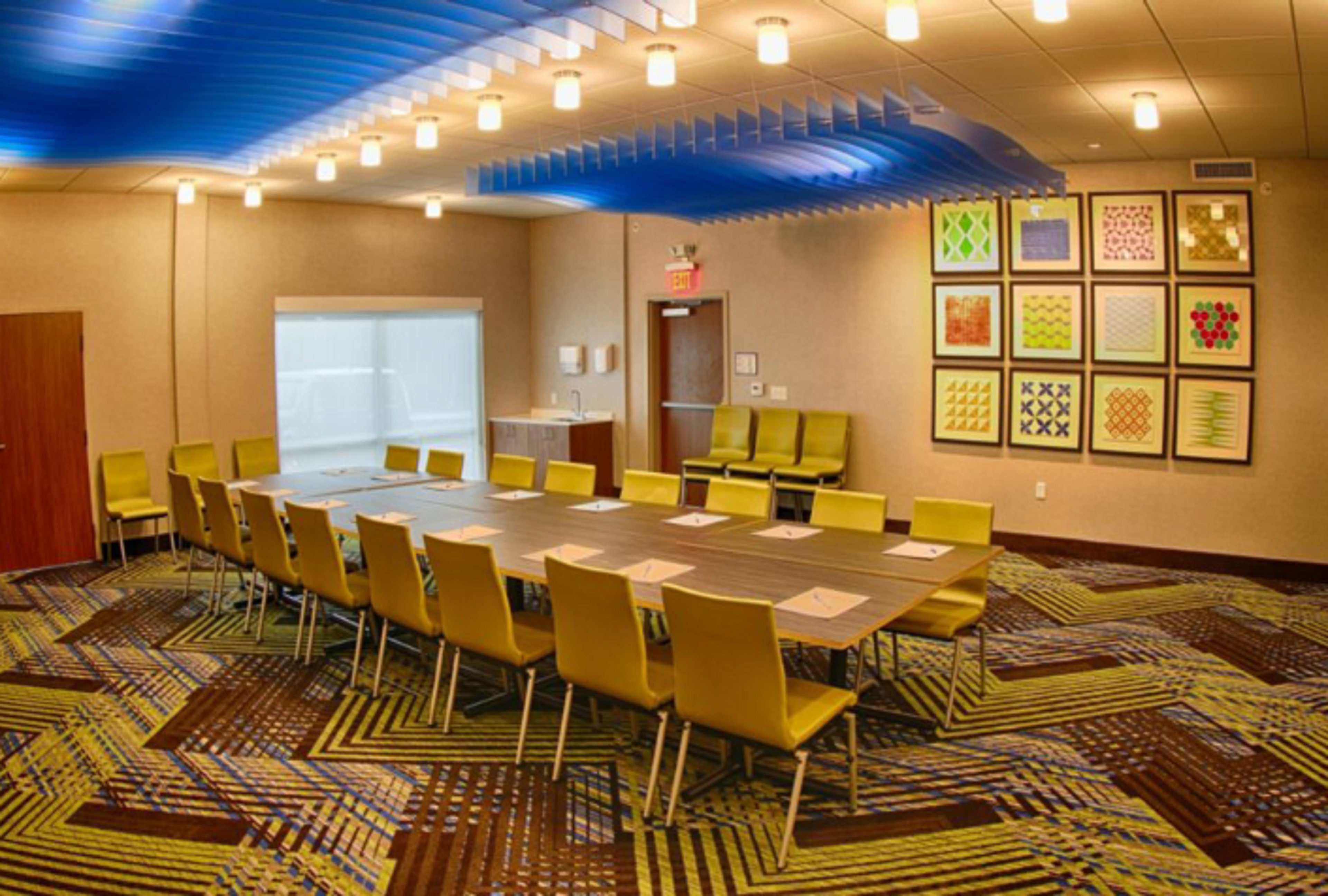 Holiday Inn Express Suites Detroit North Roseville 30/36