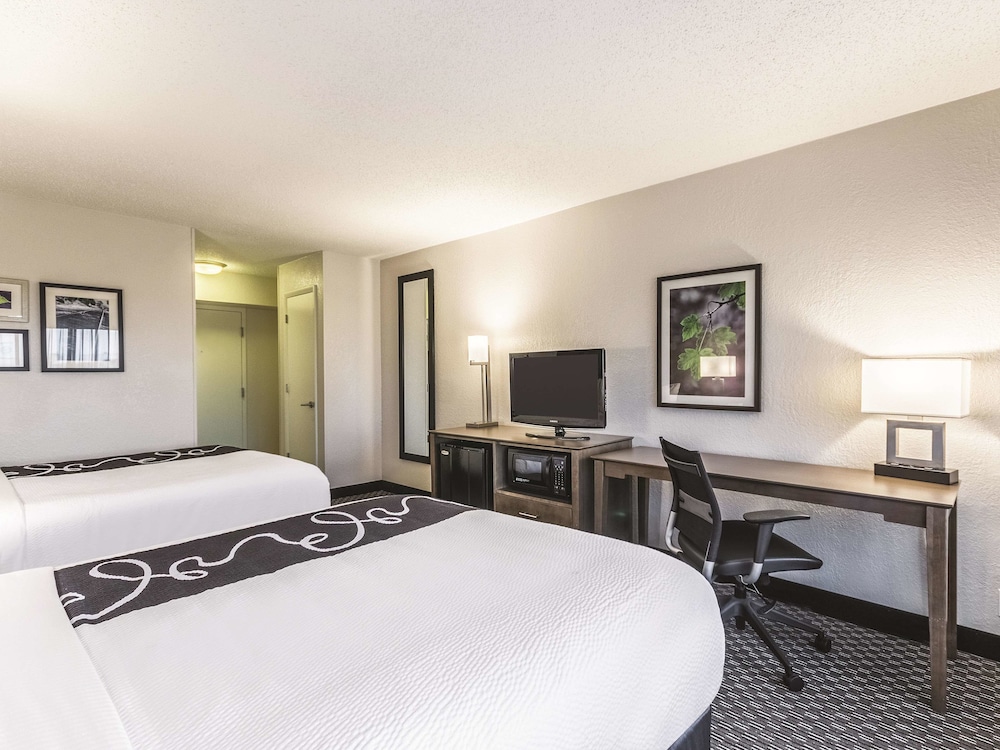 La Quinta Inn & Suites by Wyndham Virginia Beach 16/46