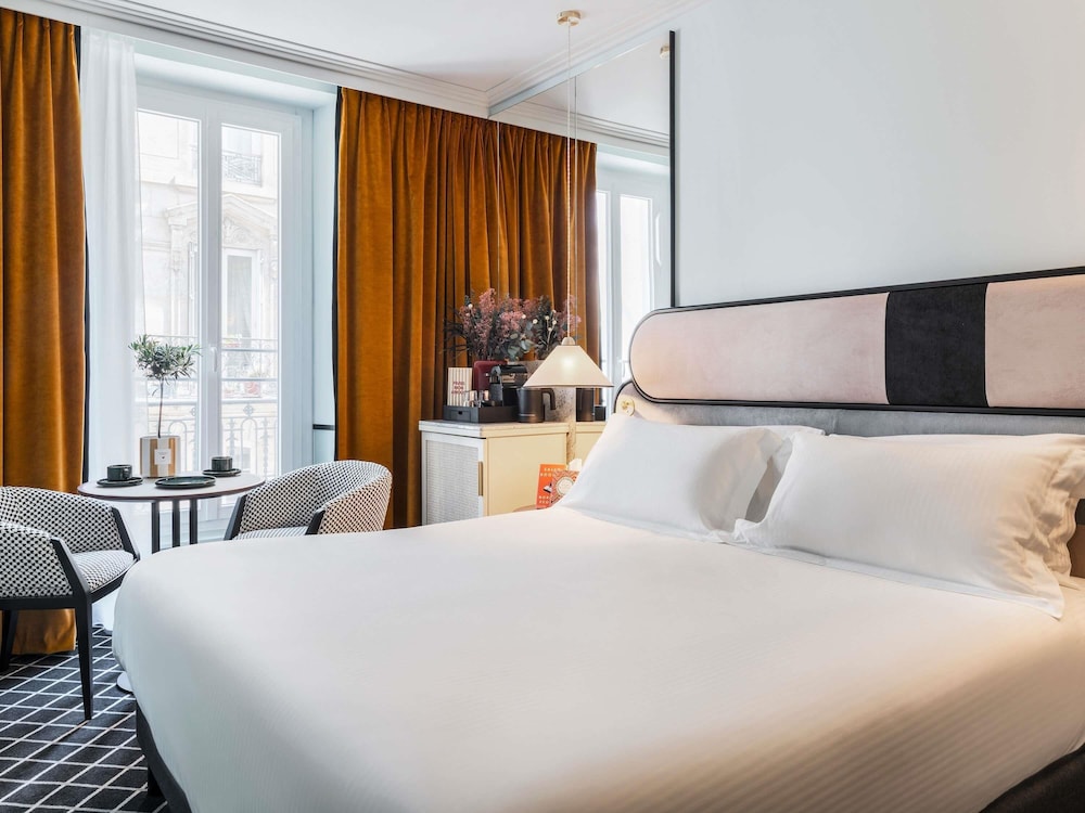 DELUXE, KING BED