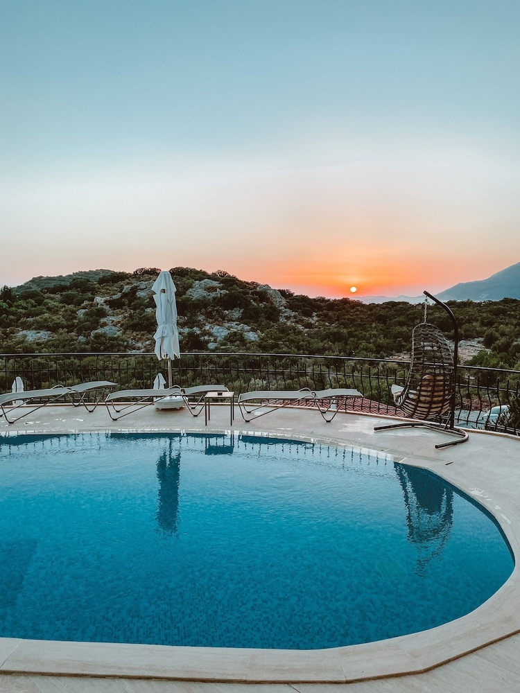 Hill House - Adults Only 38/50