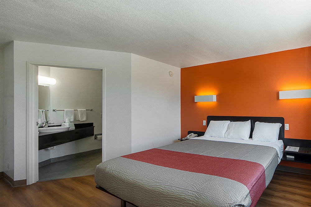 Motel6 San Antonio, TX - Downtown - Alamo Dome 27/54