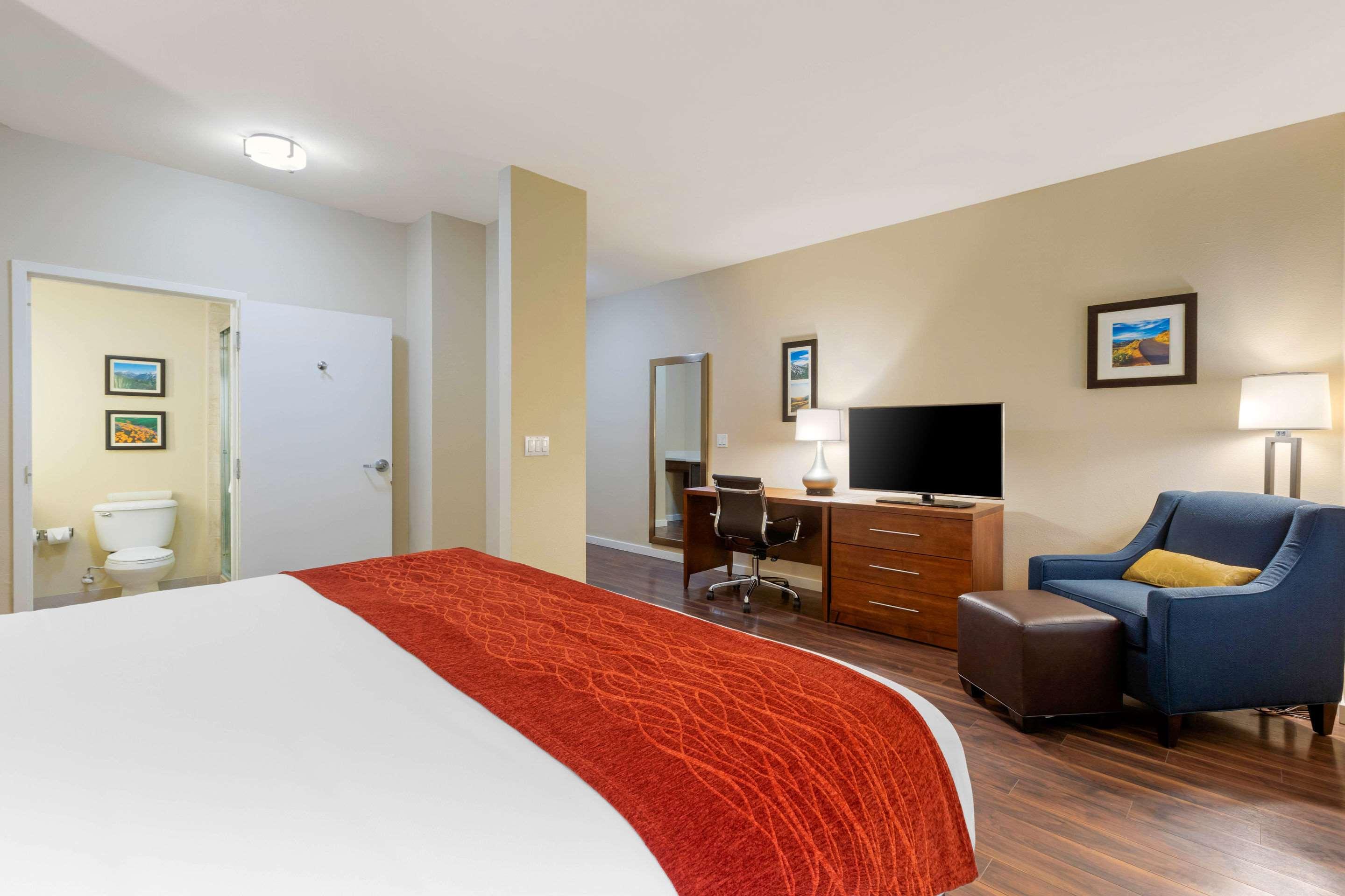 ROOM, KING BED