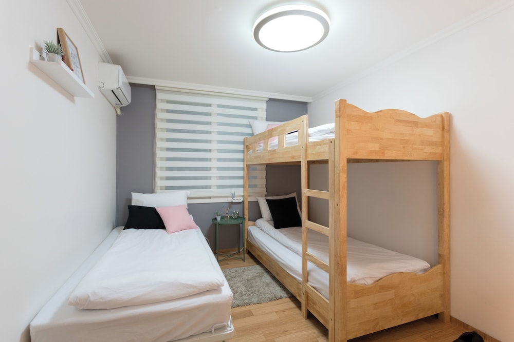 ROOM, TRIPLE, SHARED BATHROOM