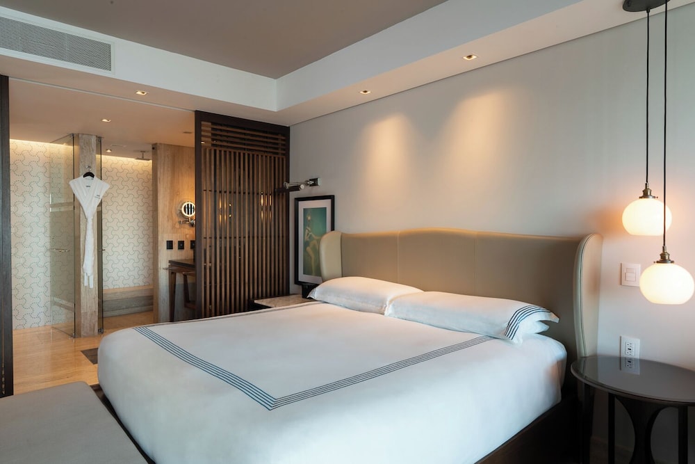 Beach House, King Bed, Pool View