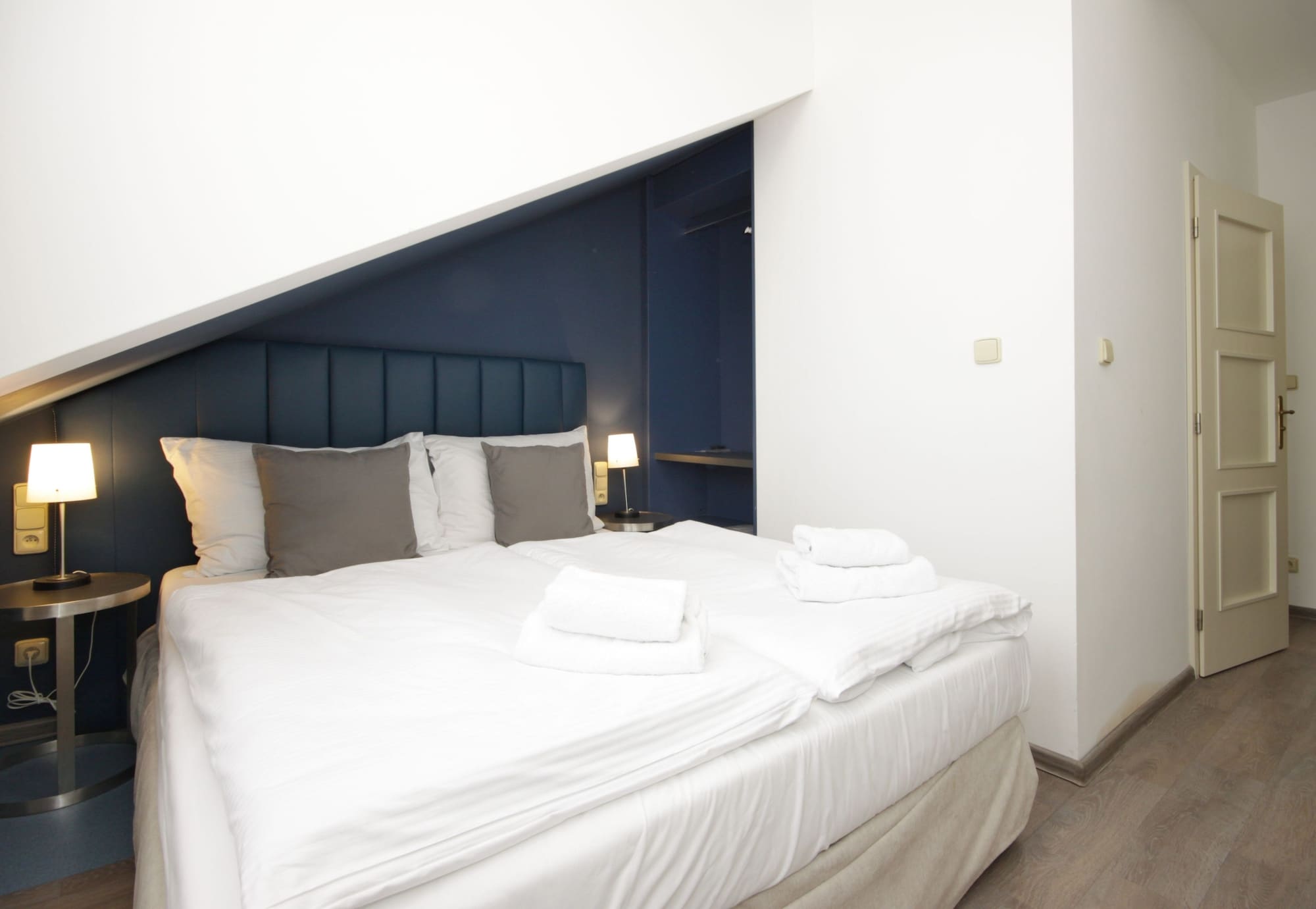 ROOM, QUEEN BED