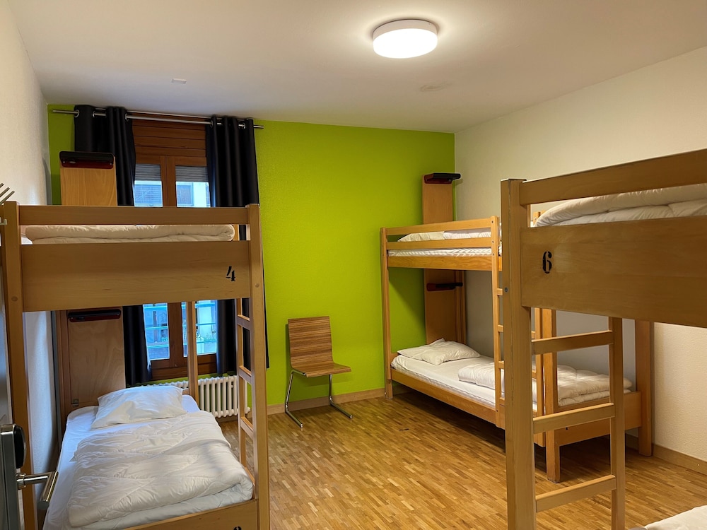 Geneva Hostel 9/70