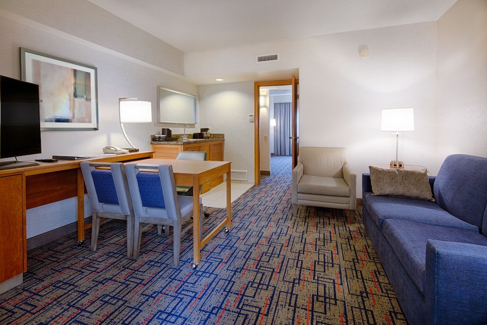 Embassy Suites by Hilton Chicago O'Hare Rosemont 36/64