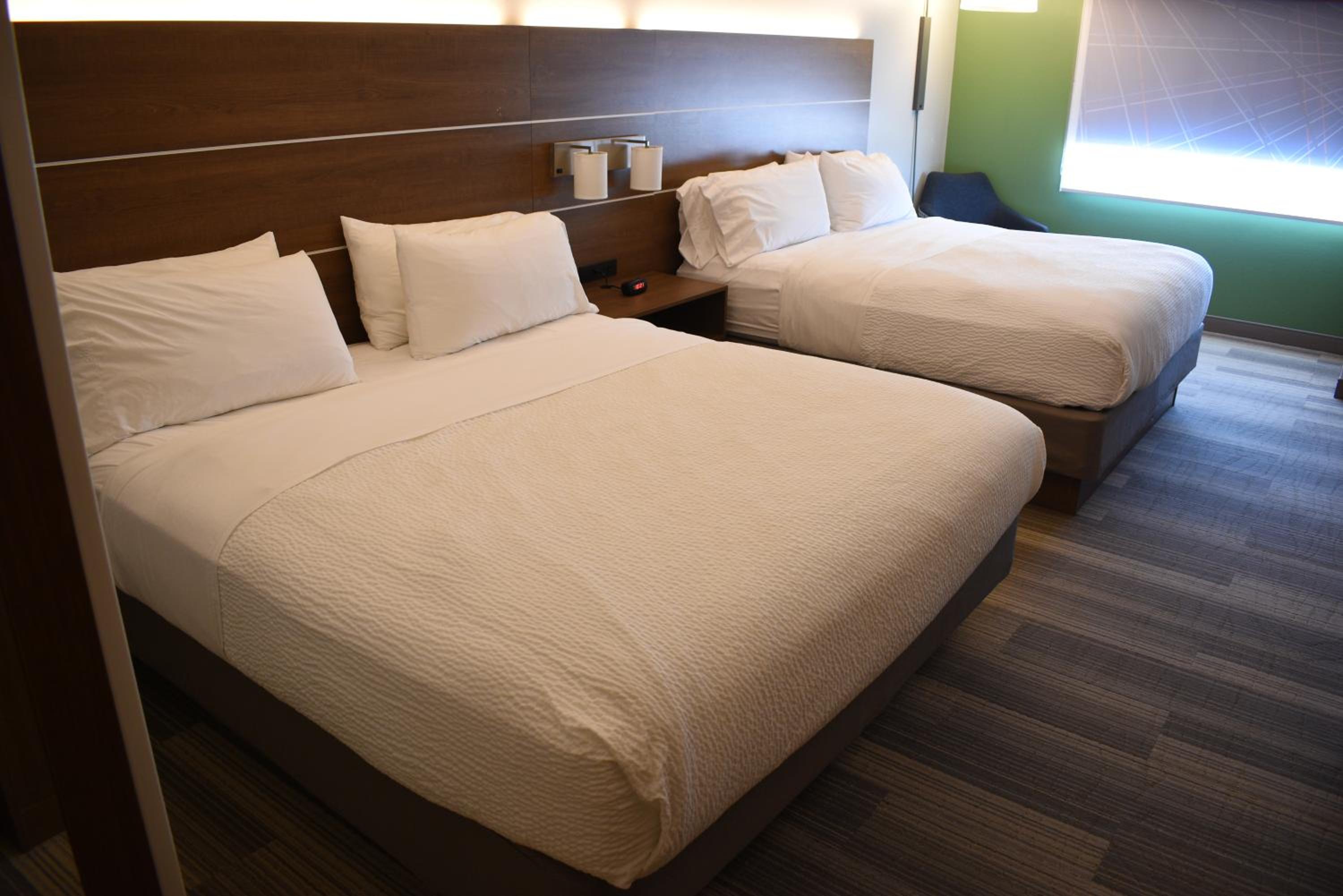 غرفة قياسية بسرير كينج وسريرين كينج، Holiday Inn Express and Suites Lincoln South 7/10