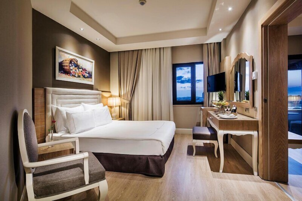Bellis Deluxe Hotel 33/89