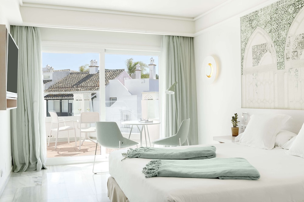 ROOM, DOUBLE BED