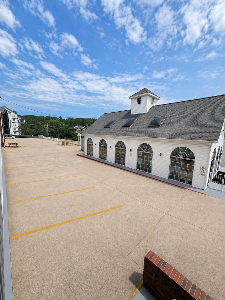 Carriage House Inn 58/61