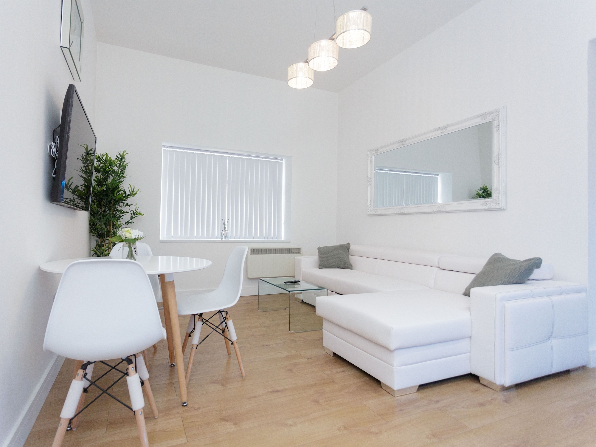 Deluxe, Apartment, 1 Single and 2 Double Beds, Private Bathroom، Live In Leeds Greenhill Bungalows 9/10