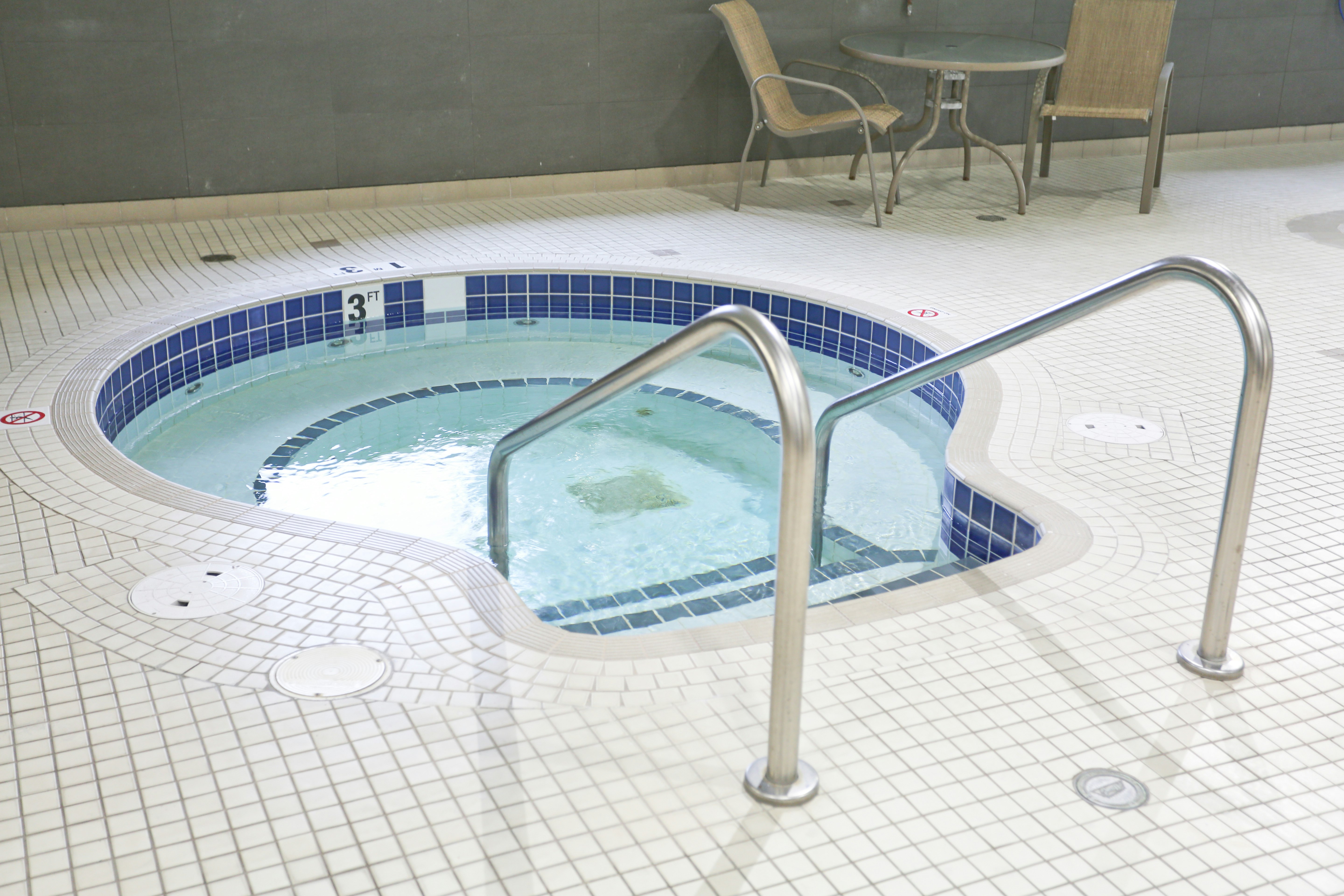 Holiday Inn Express Vernon 37/61