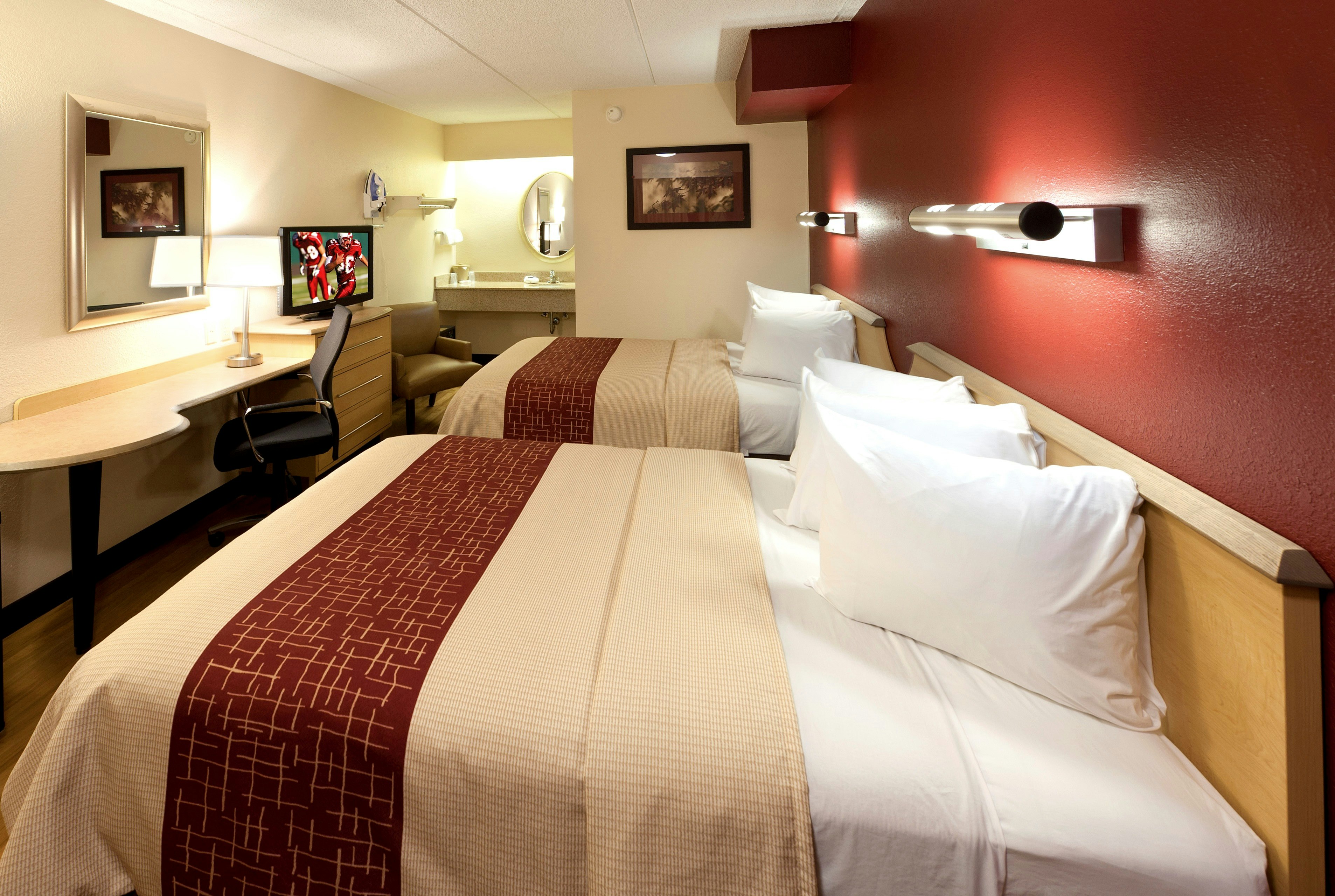 Non-Smoking Deluxe 2 Full Beds, Micro-Fridge، Red Roof Inn Detroit - Warren 3/5