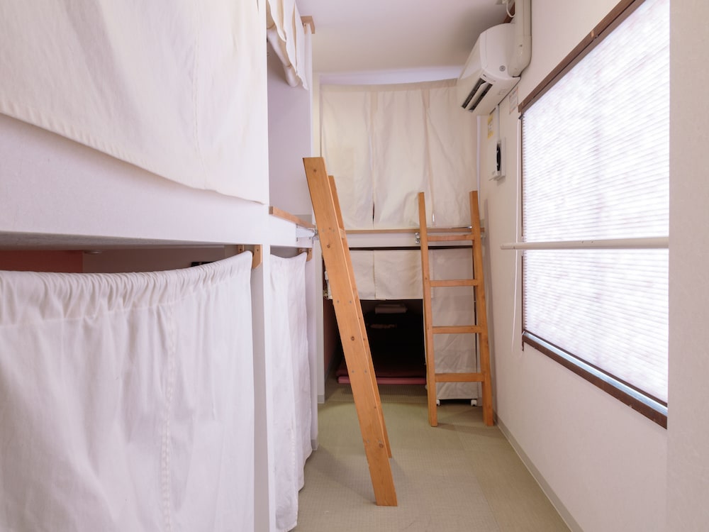 FEMALE DORM, 6 BEDS
