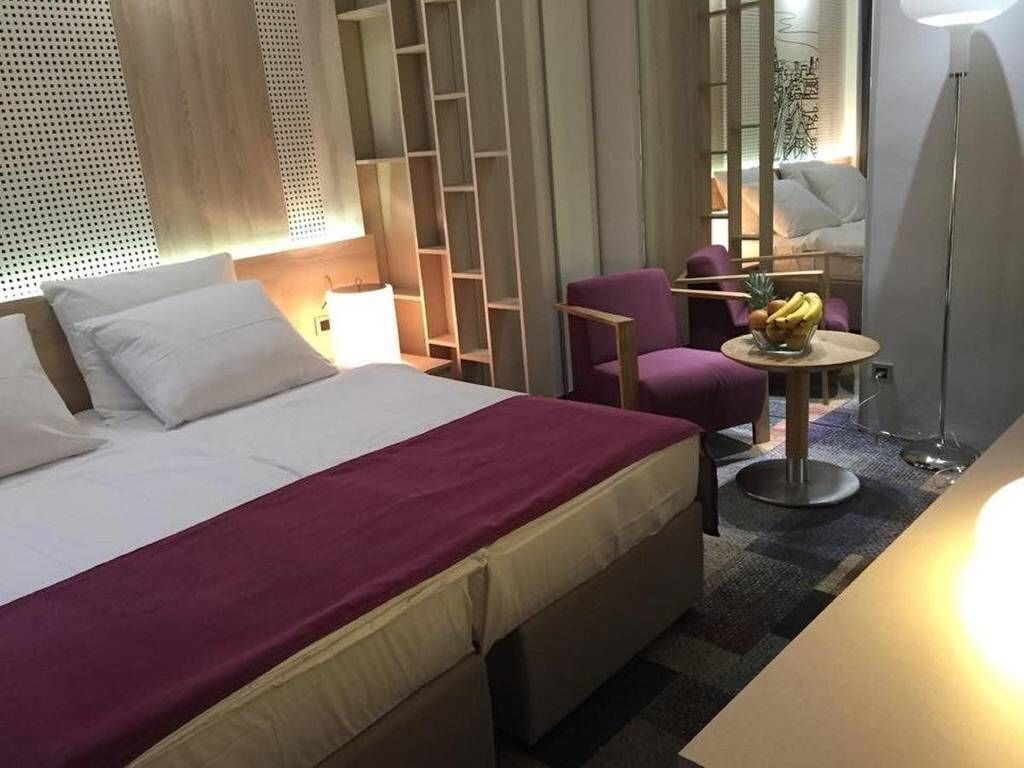 STANDARD, DOUBLE OR TWIN BED, CITY VIEW