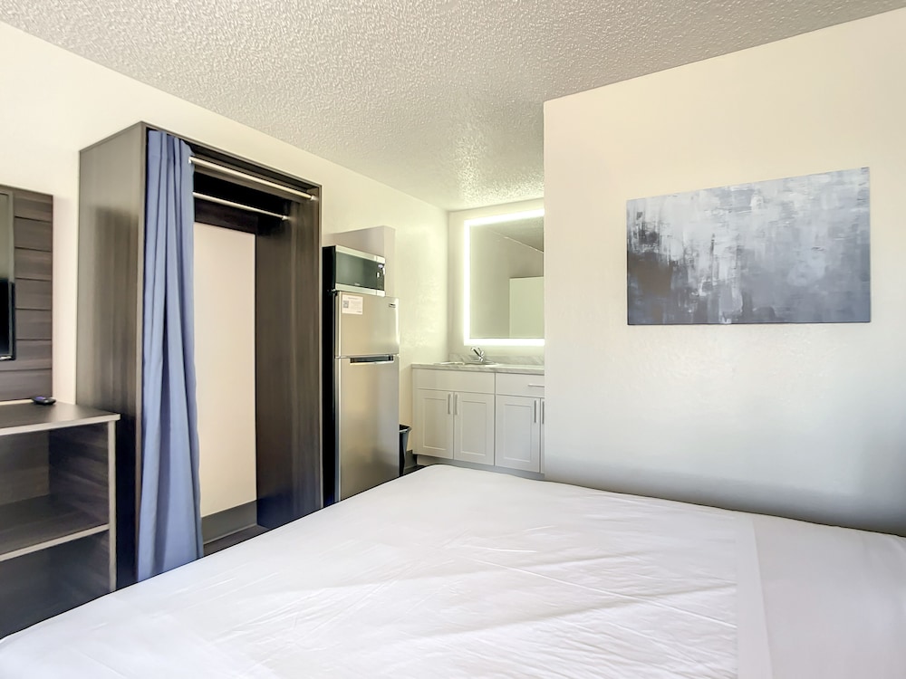 BASIC, 2 QUEEN BEDS