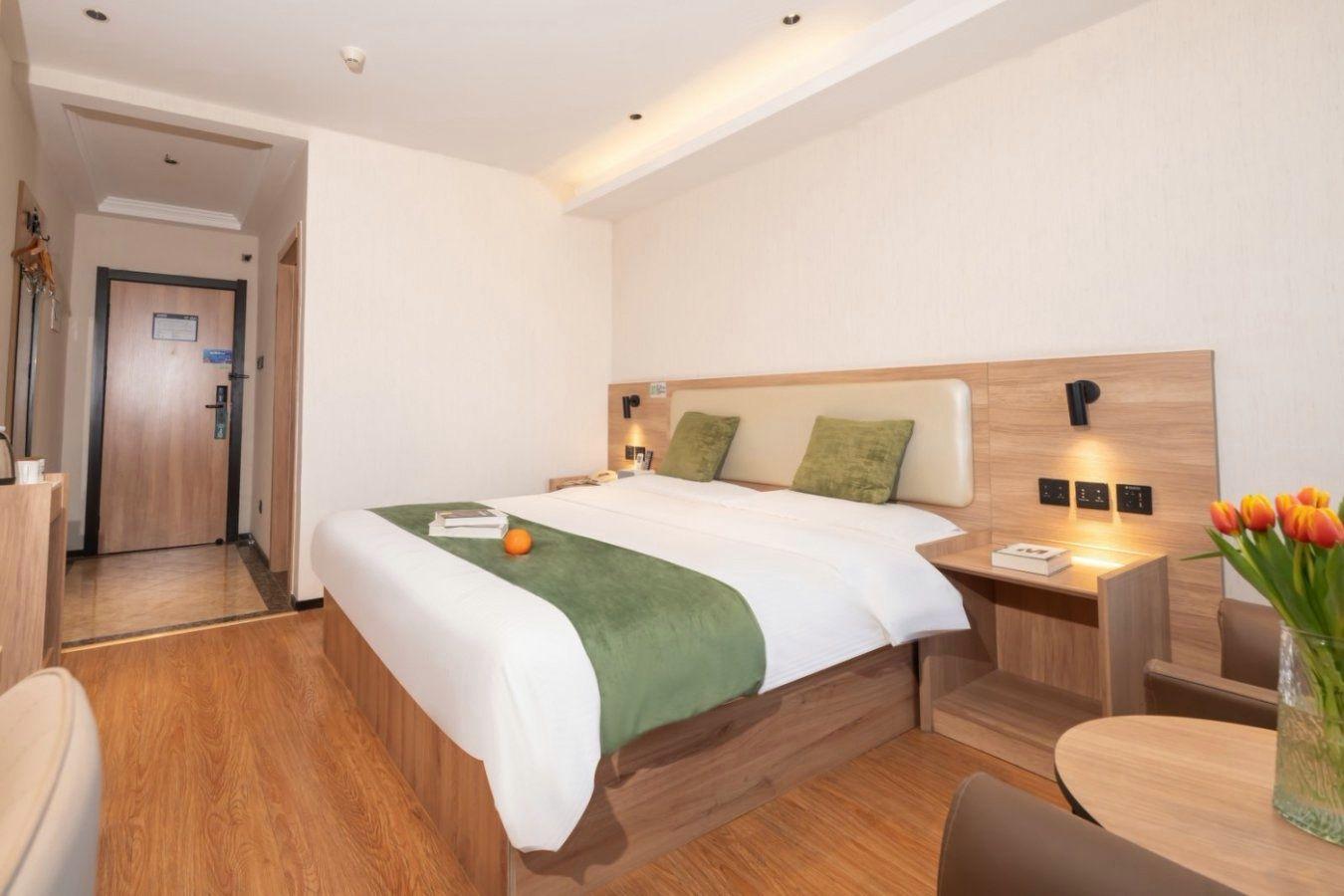 BUSINESS, QUEEN BED