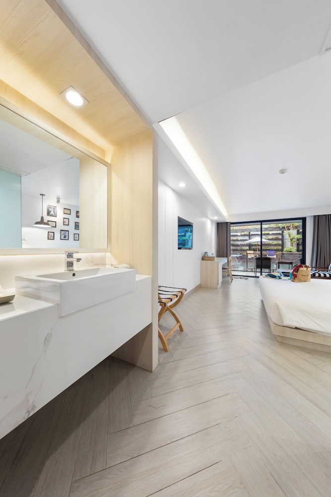 Room, King Bed, Pool Access