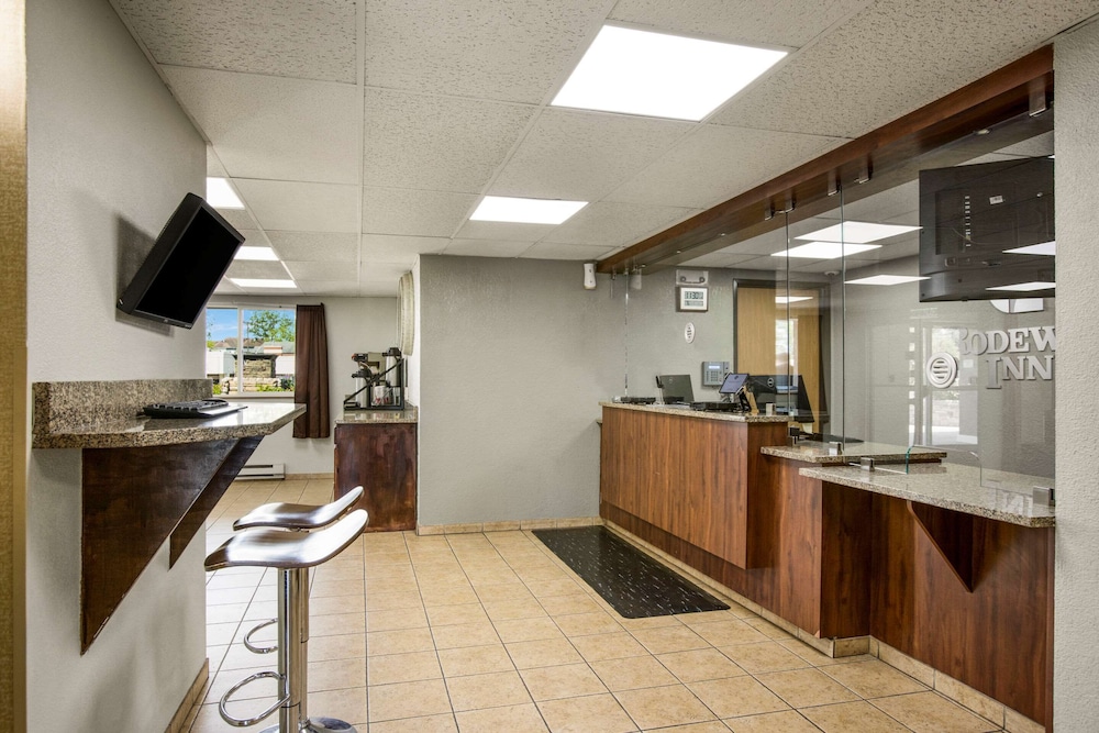 Rodeway Inn & Suites Grand Rapids Southeast 9/39