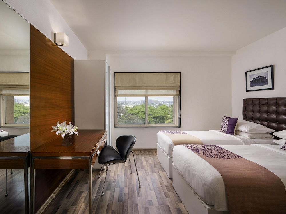 2 BEDROOMS, SUITE, BALCONY