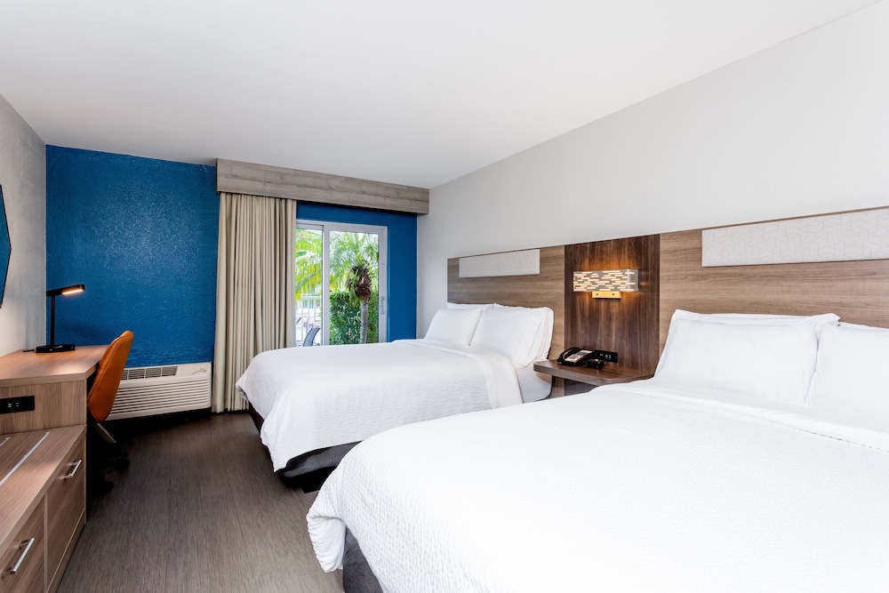 Standard, 2 Queen Beds, Pool Access
