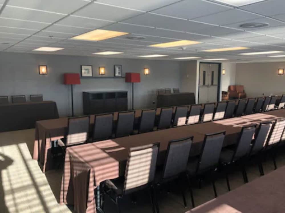 Country Inn & Suites By Radisson Bismarck Waterpark 18/22