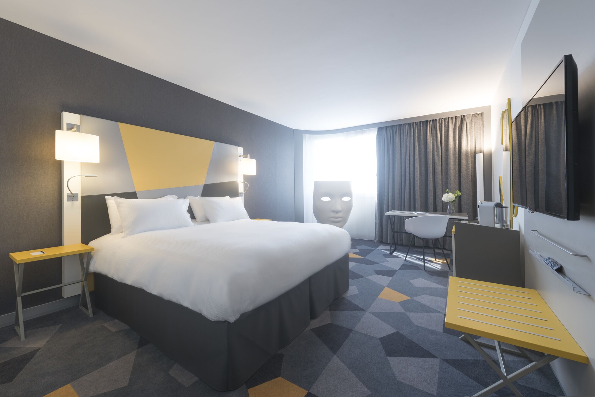SUPERIOR, QUEEN BED