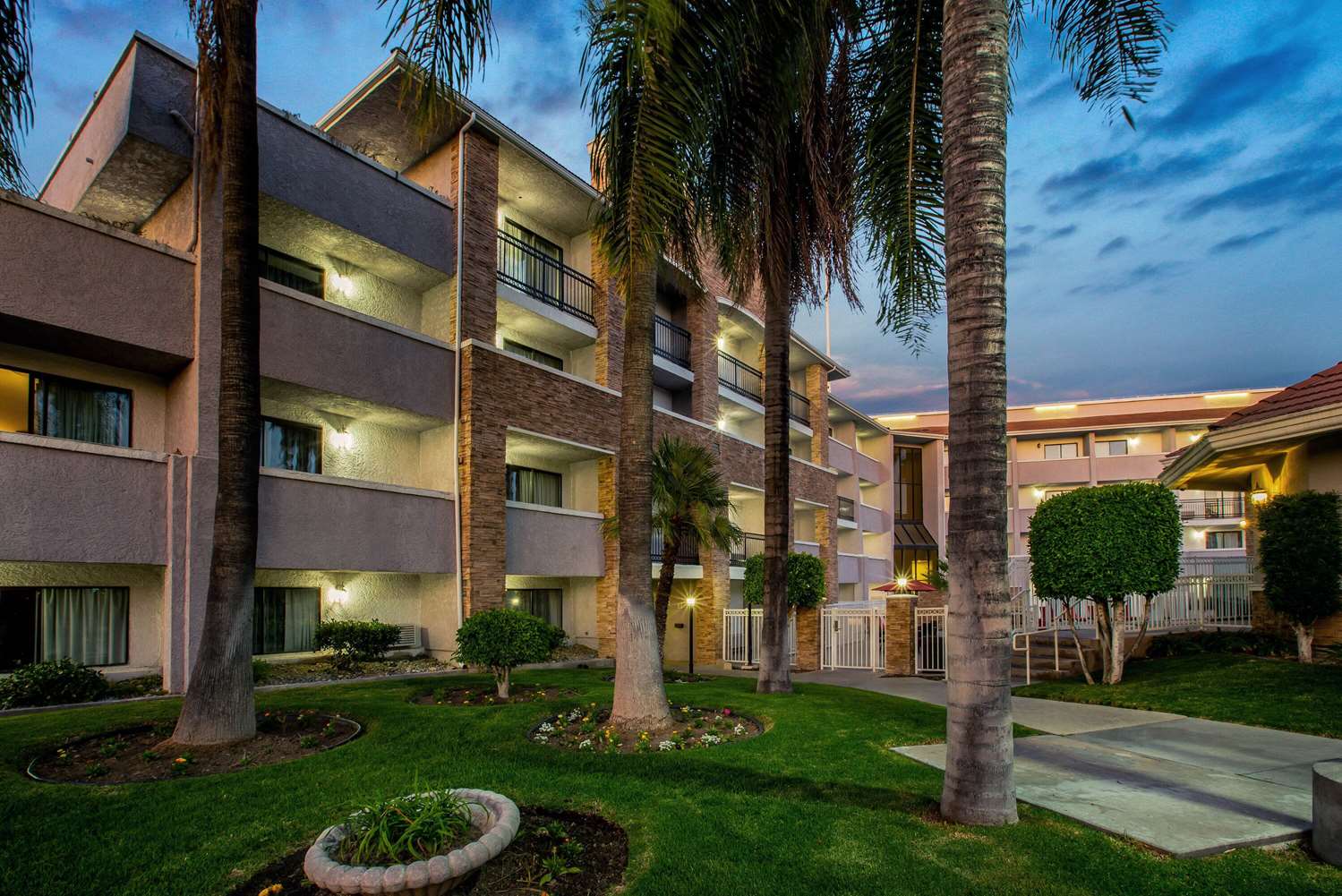 La Quinta Inn & Suites By Wyndham Pomona 4/52