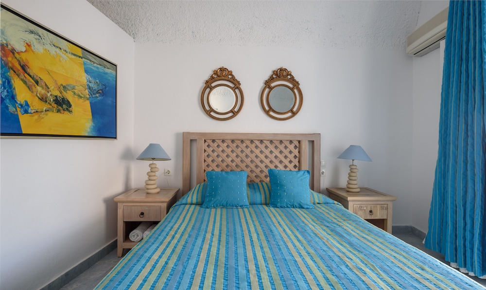 Alesahne Beach Hotel 27/74