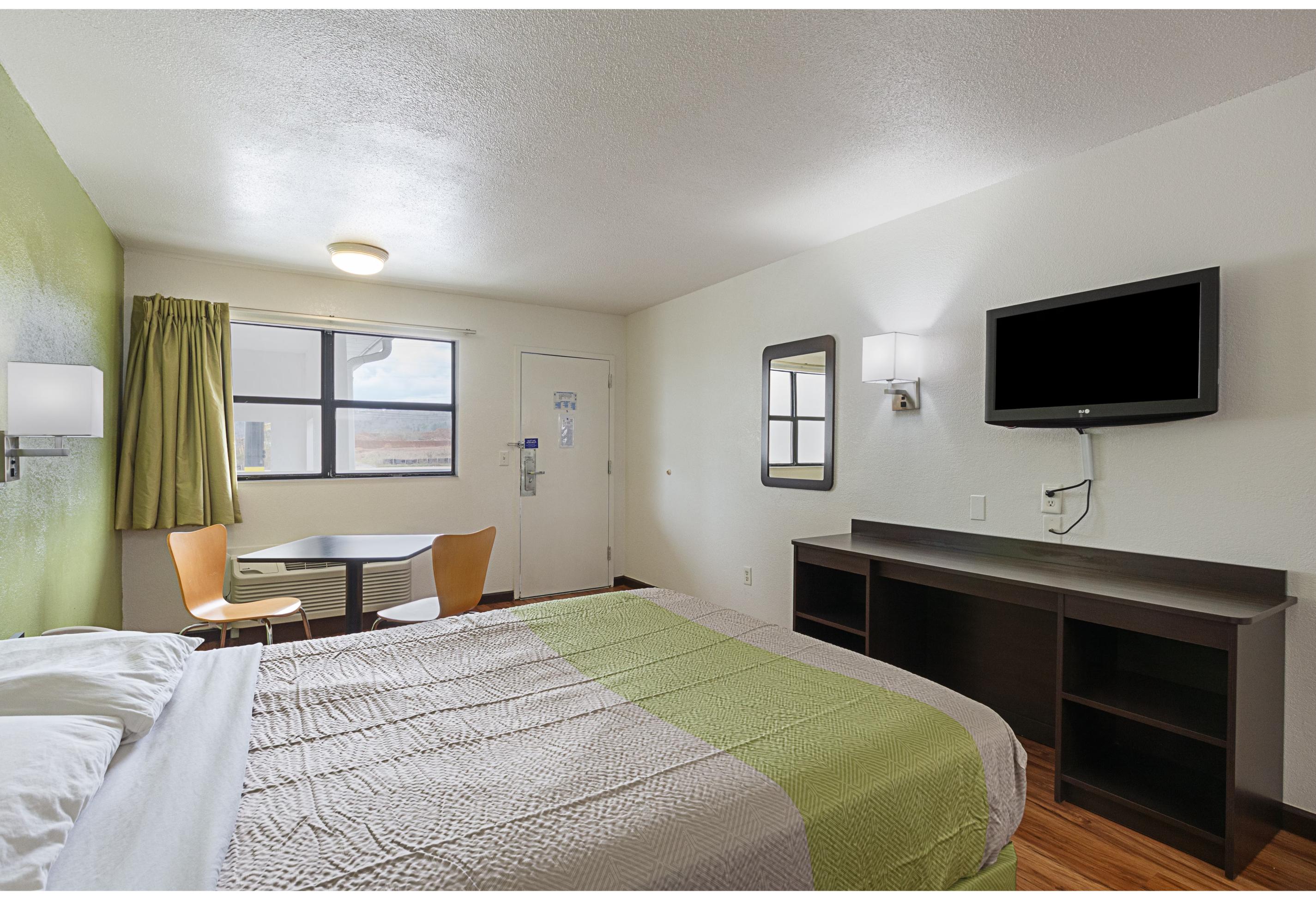 1 Queen Bed - ADA/RI Shower/Micfridge