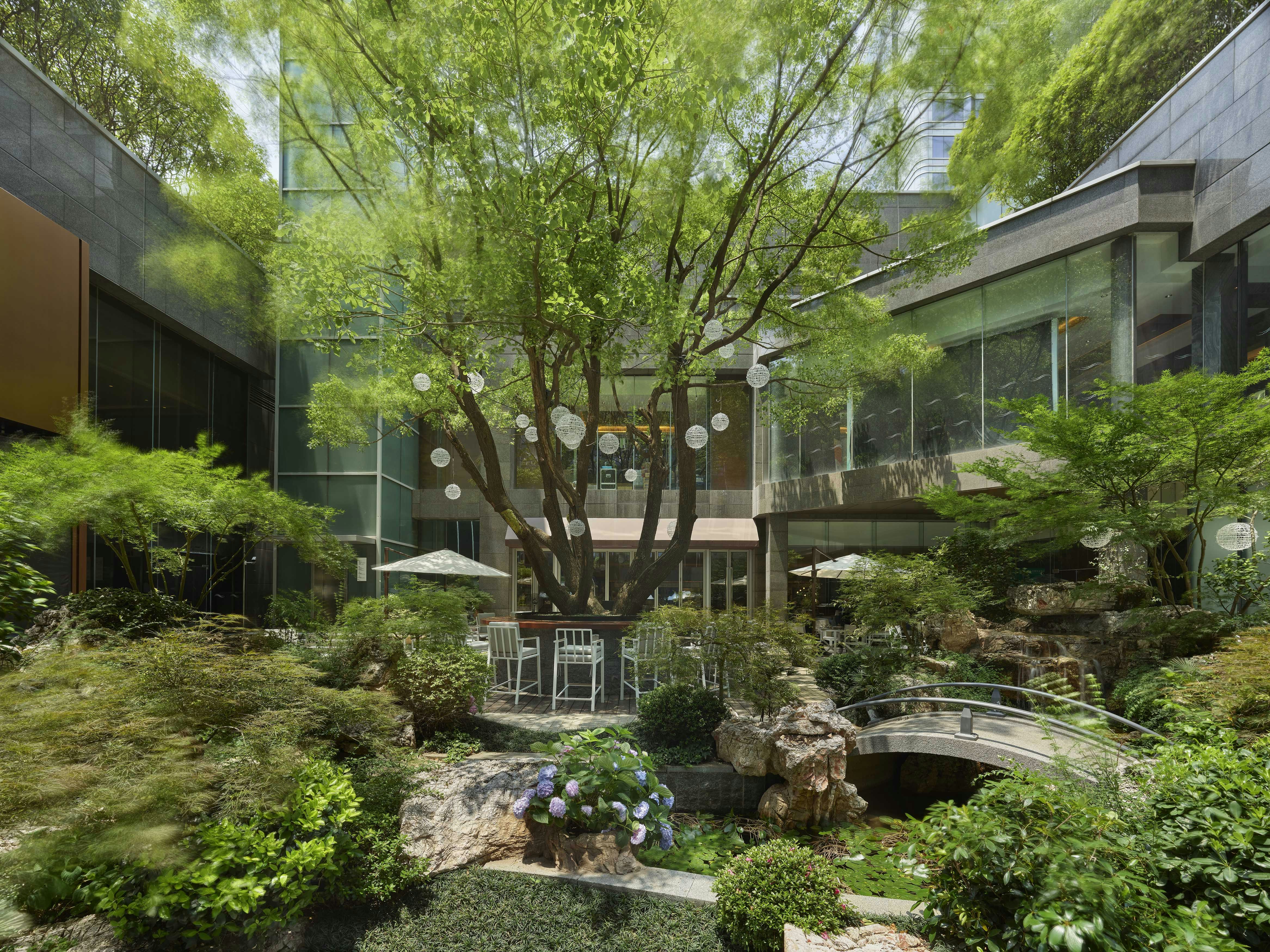 Hilton Shanghai Hongqiao Hotel 69/70